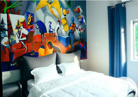 莲花对于酒店的墙体彩绘而言更注重哪些方面？